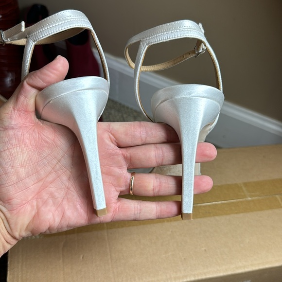 NWOT β’ Rider Stiletto Heel β’ Badgley Mischka β’ Size 8.5 β’ ππ β’ Soft White - Picture 14 of 15